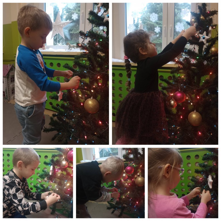 Kotki dekorują choinkę 